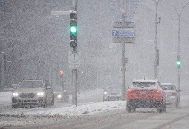 January 16, 2021, Montreal, PQ, Canada: Motorists make their way along a street during a snowstorm in Montreal, Saturday, January 16, 2021. Montreal Canada  - ZUMAc35_ 20210116_zaf_c35_011 Copyright: xGrahamxHughesx