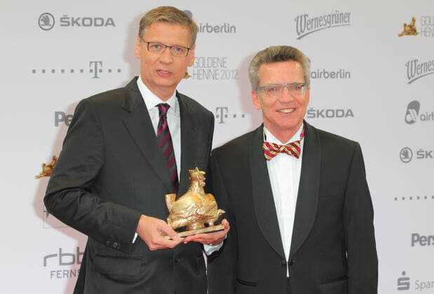 Goldene Henne 19.09.2012 Moderator Guenther Jauch, Preistraeger + Karl Ernst Thomas de Maiziere (CDU), Politiker, Bundesverteidigungsmnister, bei der Verleihung der - Goldene Henne - im Theater am Potsdamer Platz, Marlene-Dietrich-Platz 1, Berlin - 19.09.2012 - *** Goldene Henne 19 09 2012 host Guenther Jauch, prize winner Karl Ernst Thomas de Maiziere CDU , politician, Federal Minister of Defense, at the award ceremony of the Goldene Henne at the Theater am Potsdamer Platz, Marlene Dietrich Platz 1, Berlin 19 09 2012.