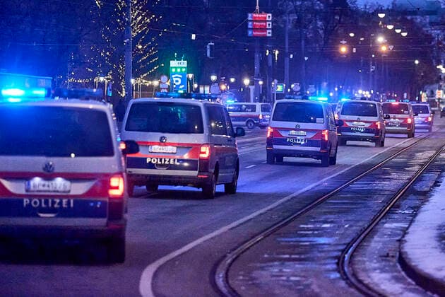 - Wien 16.01.2021 - Coronavirus Krise - Heute kam es in Wien zur bislang grössten Demonstration in Österreich gegen die Coronamaßnehmen der Regierung. Tausende Demonstranten spazierten auf dem Ring um die Innenstadt. Die Abstandsregeln sowie die Maskenpflicht wurden nicht von allen Teilnehmer beachtet. Die Polizei war mit einem Grossaufgebot im Einsatz. Es gab auch Demonstranten pro Corona-Massnahmen.. PHOTO: Polizisten rasen in Polizeiautos über den Ring zum nächsten Einsatz. Vienna, Austria - Coronavirus Crisis - Today the largest demonstration to date in Austria against the government s corona measures took place in Vienna. Thousands of demonstrators walked on the ring around the city center. The distance rules and the mask require 