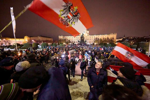 Bilder des Jahres 2021, News 01 Januar News Themen der Woche KW02 - Wien 16.01.2021 - Coronavirus Krise - Heute kam es in Wien zur bislang grössten Demonstration in Österreich gegen die Coronamaßnehmen der Regierung. Tausende Demonstranten spazierten auf dem Ring um die Innenstadt. Die Abstandsregeln sowie die Maskenpflicht wurden nicht von allen Teilnehmer beachtet. Die Polizei war mit einem Grossaufgebot im Einsatz. Es gab auch Demonstranten pro Corona-Massnahmen.. PHOTO: Aktivisten auf dem Maria-Theresien-Platz am frühen Abend. Im Hintergrund das Kunsthistorische Museum. Vienna, Austria - Coronavirus Crisis - Today the largest demonstration to date in Austria against the government s corona measures took place in Vienna. Thousands of demonstrators walked on the ring around the city center. The di 