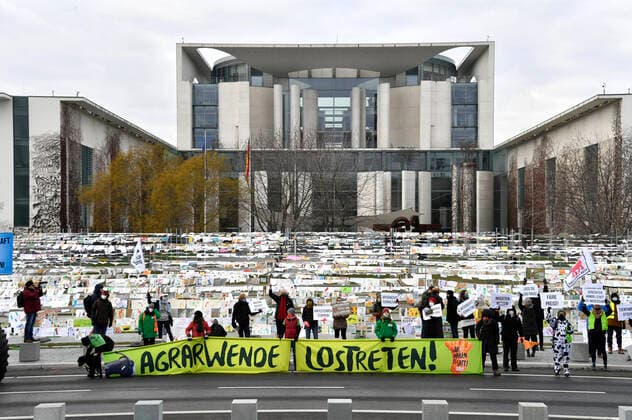 Bilder des Jahres 2021, News 01 Januar News Themen der Woche KW02 News Bilder des Tages Landwirte, Klima- und Tierschützer demonstrieren unter dem Motto Wir haben es satt für eine Wende in der Agrarpolitik. Vor dem Kanzleramt wird symbolisch mit rund zehntausend Fußabdrücken auf Papier eine bäuerliche, ökologische und klimafreundliche Landwirtschaft gefordert. Berlin, 16.01.2021 *** Farmers, climate and animal rights activists demonstrate under the motto Were fed up for a change in agricultural policy In front of the Chancellors Office, around ten thousand footprints on paper symbolically call for a farmer-friendly, ecological and climate-friendly agriculture Berlin, 16 01 2021 Foto:xF.xKernx xFuturexImage