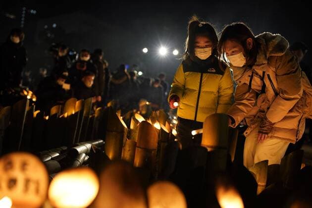 Bilder des Jahres 2021, News 01 Januar News Themen der Woche KW02 News Bilder des Tages 26th anniversary of Great Hanshin Earthquake People light lanterns during a memorial event at a park in Kobe in Hyogo Prefecture on Jan. 17, 2021, the 26th anniversary of the Great Hanshin Earthquake that struck the western Japan city and its vicinity, killing more than 6,000 people. 
