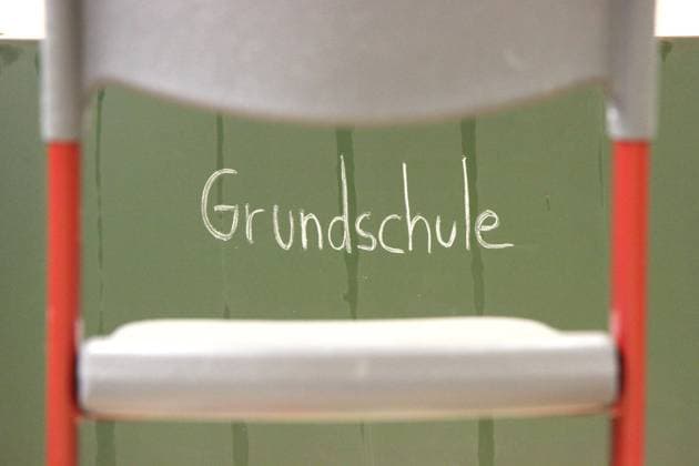 Winden Themenbild - Lockdown, Tafelanschrieb, Schulschliessung als Coronamaßnahme in der Lockdownphase in Baden-Württemberg, Deutschland Themenbild - Lockdown, Tafelanschrieb, Schulschliessung als Coronamaßnahme in der Lockdownphase in Baden-Württemberg, Deutschland An der grünen Schultafel, Wandtafel steht mit Kreide angeschrieben Lockdown, Mega Lockdown, Megalockdown, Lockdown, Mega, Schultafel, bis März, März, Abi, Abitur, kein Abitur, Abschluss, Schulabschluss, Grundschule, Winterferien, *** Wind Theme picture Lockdown, blackboard writing, school closure as a corona measure in the lockdown phase in Baden Württemberg, Germany Theme picture Lockdown, blackboard writing, school closure as a corona measure in the lockdown phase in Copyright: xFleigx xEibner-Pressefotox EP_dfg