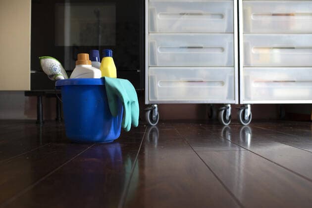 Thema: Putzen. Putzmittel stehen in einer Kueche bereit. Bonn Deutschland *** Theme Cleaning Cleaning products are ready in a kitchen Bonn Germany Copyright: xUtexGrabowsky photothek.netx