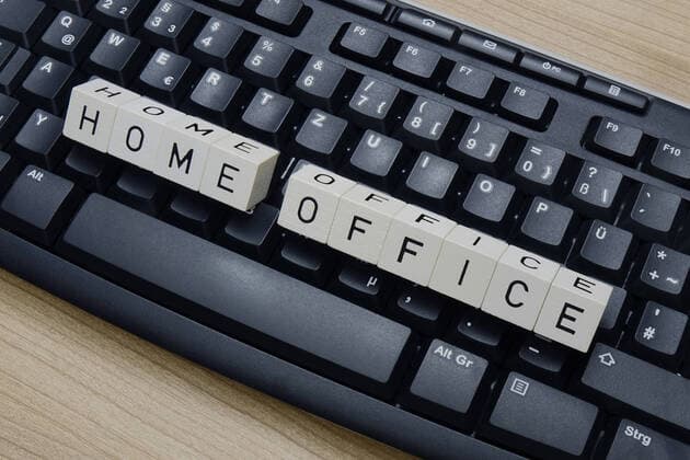 Keyboard and Homeoffice Keyboard and Homeoffice, 27 12 2020, Borkwalde, Brandenburg, On a keyboard lie letter cubes with the lettering Homeoffice