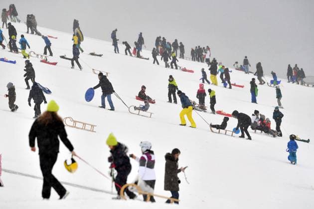 Bilder des Jahres 2021, News 01 Januar News Themen der Woche KW02 News Bilder des Tages Auf dem Riemer Berg im Riemer Park in Muenchen tummeln sich Schlittenfahrer nach neuerlichem Schneefall dichtgedraengt am 17.01.2021.Coronaregeln werden nicht eingehalten. *** On the Riemer Berg in the Riemer Park in Munich sledders are crowded after a new snowfall on 17 01 2021 Corona rules are not respected