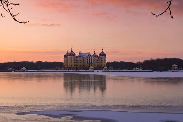 Bilder des Jahres 2021, News 01 Januar News Themen der Woche KW02 News Bilder des Tages Moritzburg Barockschloss Miritzburg an einem Winterabend Moritzburg Sachsen GERMANY *** Moritzburg Baroque Castle Miritzburg on a winter evening Moritzburg Saxony GERMANY
