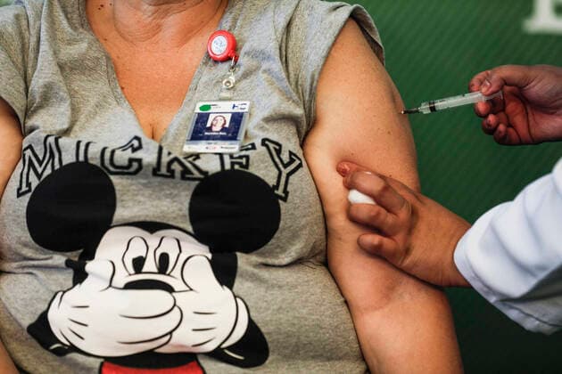 Bilder des Jahres 2021, News 01 Januar News Themen der Woche KW02 News Bilder des Tages January 17, 2021, Sao Paulo, Brazil: The government of Sao Paulo starts vaccinations with CoronaVac vaccine. The National Health Surveillance Agency (ANVISA) approved the emergency use of the CoronaVac and Oxford-AstraZeneca vaccine in Brazil. Sao Paulo Brazil - ZUMAc168 20210117_zap_c168_012 Copyright: xMarceloxChellox