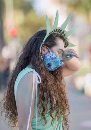 Bilder des Jahres 2021, News 01 Januar News Themen der Woche KW02 News Bilder des Tages January 17, 2021, Santa Barbara, California, USA: JULIA BICKFORD, dressed as Lady Liberty at a Defend Democracy rally, is overcome with emotion when discussing the Jan. 6 insurrection at the U.S. Capitol. Santa Barbara USA - ZUMAh13_ 20210117_zaf_h13_001 Copyright: xPJxHellerx