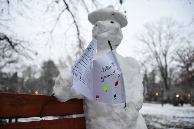 Bilder des Jahres 2021, Entertainment 01 Januar Entertainment Themen der Woche KW02 News Bilder des Tages (210118) -- FRANKFURT, Jan. 18, 2021 -- A snowman holding a piece of paper reading Stay healthy is seen at a park in Frankfurt, Germany, Jan. 17, 2021. ) GERMANY-FRANKFURT-SNOWMAN-COVID-19 LuxYang 
