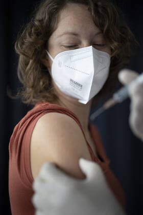 Topic Vaccination Young woman with FFP2 mask is vaccinated Bonn Germany Copyright: xUtexGrabowsky photothek.netx