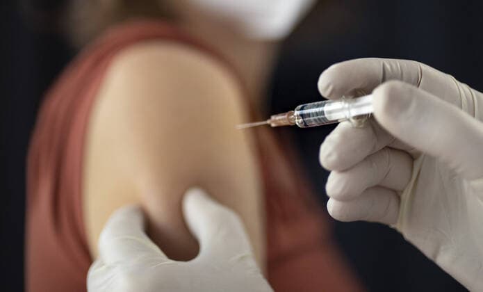 subject vaccination hand with syringe in front of an upper arm Bonn Germany Copyright: xUtexGrabowsky photothek.netx