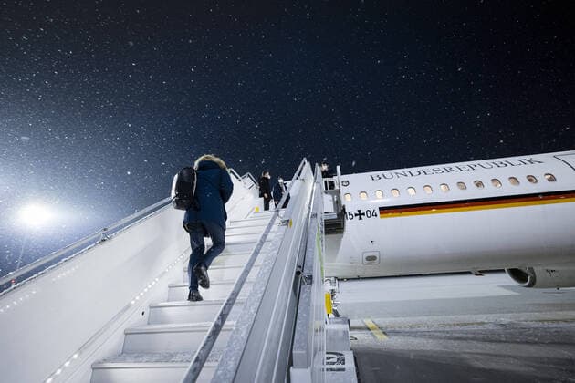 German Foreign Minister Heiko Maas, SPD, photographed boarding an aircraft of the Bundeswehr Air Force at BER Airport 17 01 2021 Berlin Germany Copyright: xFelixxZahn photothek.netx