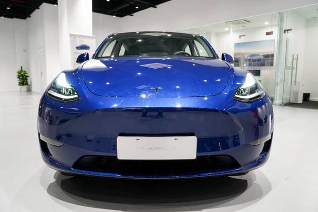 (210118) -- SHANGHAI, Jan. 18, 2021 -- A Tesla Model Y vehicle is pictured at a Tesla Center in east China s Shanghai, Jan. 18, 2021. U.S. electric carmaker Tesla Inc. on Monday began Shanghai deliveries of its built-in-China Model Y. On Jan. 7, 2020, Tesla launched the project to manufacture Model Y vehicles in its Shanghai Gigafactory, its first overseas plant outside the United States. The China-made model went on sale on Jan. 1. ) CHINA-SHANGHAI-TESLA-MODEL Y-DELIVERIES (CN) DingxTing 