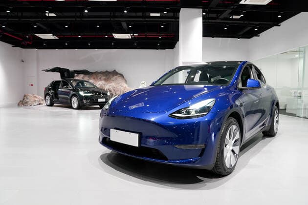 (210118) -- SHANGHAI, Jan. 18, 2021 -- A Tesla Model Y vehicle is pictured at a Tesla Center in east China s Shanghai, Jan. 18, 2021. U.S. electric carmaker Tesla Inc. on Monday began Shanghai deliveries of its built-in-China Model Y. On Jan. 7, 2020, Tesla launched the project to manufacture Model Y vehicles in its Shanghai Gigafactory, its first overseas plant outside the United States. The China-made model went on sale on Jan. 1. ) CHINA-SHANGHAI-TESLA-MODEL Y-DELIVERIES (CN) DingxTing 