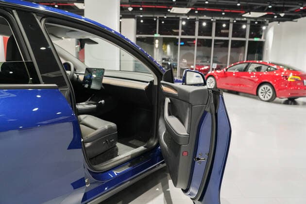 (210118) -- SHANGHAI, Jan. 18, 2021 -- A Tesla Model Y vehicle is pictured at a Tesla Center in east China s Shanghai, Jan. 18, 2021. U.S. electric carmaker Tesla Inc. on Monday began Shanghai deliveries of its built-in-China Model Y. On Jan. 7, 2020, Tesla launched the project to manufacture Model Y vehicles in its Shanghai Gigafactory, its first overseas plant outside the United States. The China-made model went on sale on Jan. 1. ) CHINA-SHANGHAI-TESLA-MODEL Y-DELIVERIES (CN) DingxTing 