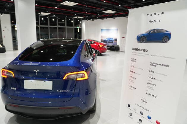 News Bilder des Tages (210118) -- SHANGHAI, Jan. 18, 2021 -- A Tesla Model Y vehicle is pictured at a Tesla Center in east China s Shanghai, Jan. 18, 2021. U.S. electric carmaker Tesla Inc. on Monday began Shanghai deliveries of its built-in-China Model Y. On Jan. 7, 2020, Tesla launched the project to manufacture Model Y vehicles in its Shanghai Gigafactory, its first overseas plant outside the United States. The China-made model went on sale on Jan. 1. ) CHINA-SHANGHAI-TESLA-MODEL Y-DELIVERIES (CN) DingxTing 