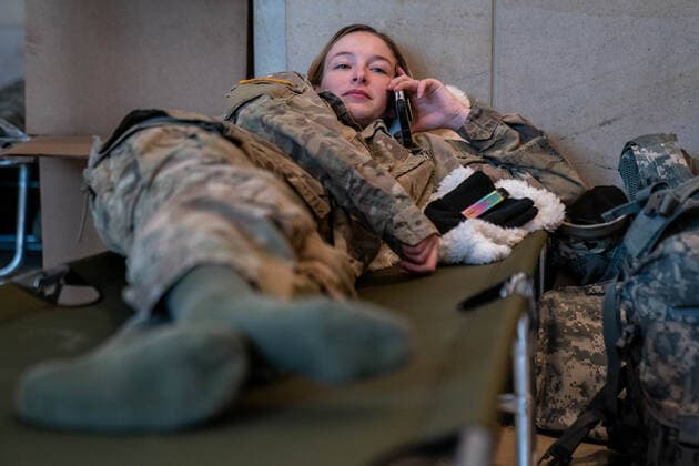 News Bilder des Tages National Guard troops rest up inside the U.S. Capitol ahead of the inauguration for President-elect Joe Biden in Washington, DC on Monday, January 18, 2021. Security is even tighter given the recent events when pro-Trump MAGA mobs breached the security perimeter and penetrated the U.S. Capitol on Jan 6.  WAP20210118533 KenxCedeno