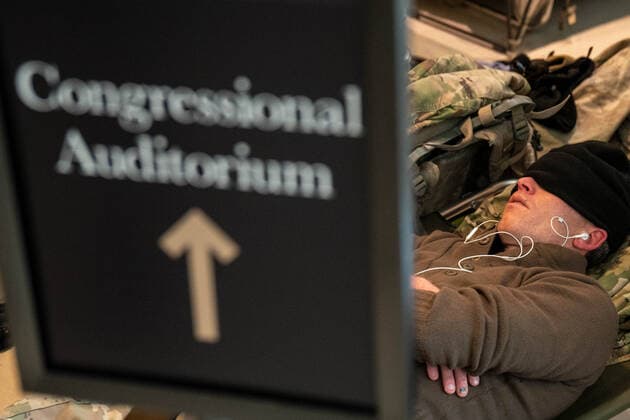 News Bilder des Tages National Guard troops rest up inside the U.S. Capitol ahead of the inauguration for President-elect Joe Biden in Washington, DC on Monday, January 18, 2021. Security is even tighter given the recent events when pro-Trump MAGA mobs breached the security perimeter and penetrated the U.S. Capitol on Jan 6.  WAP20210118517 KenxCedeno