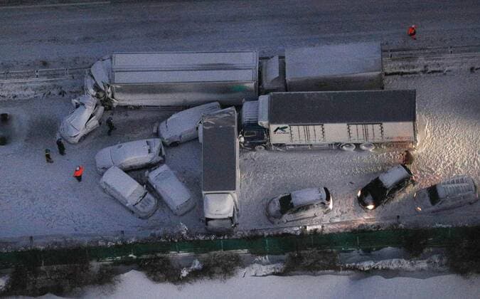 Bilder des Jahres 2021, News 01 Januar News Themen der Woche KW03 News Bilder des Tages Multiple-vehicle collision on snow-blanketed expressway in northeastern Japan Photo taken from a Kyodo News helicopter on Jan. 19, 2021, shows the site of a multiple-vehicle collision on the Tohoku Expressway in Osaki in Miyagi Prefecture, northeastern Japan. The accident occurred due to heavy snowfall that blanketed the region, leaving one person dead and 10 others hospitalized. 