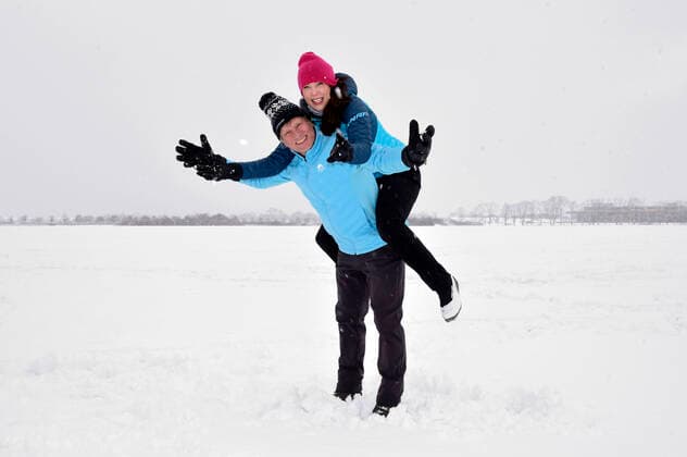 Bilder des Jahres 2021, Entertainment 01 Januar Entertainment Themen der Woche KW03 Alexandra Polzin mit Ehemann Gerhard Leinauer beim Winterspaziergang. München, 18.01.2021 *** Alexandra Polzin with husband Gerhard Leinauer on a winter walk Munich, 18 01 2021 Foto:xS.xAdamx xFuturexImage