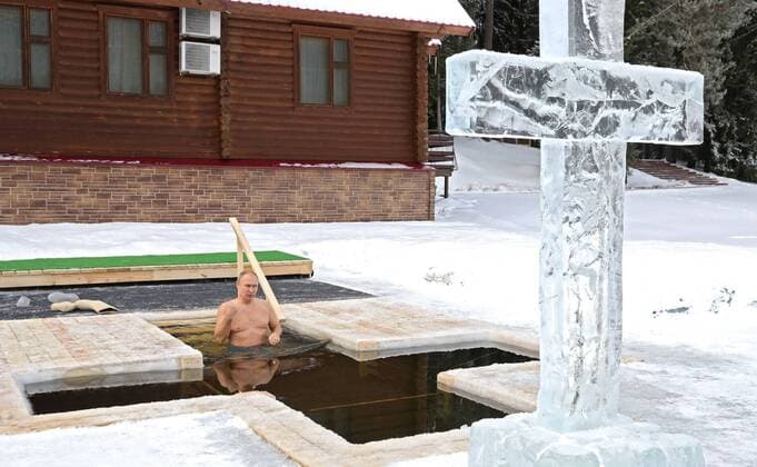 Bilder des Jahres 2021, News 01 Januar News Themen der Woche KW03 News Bilder des Tages January 19, 2021. - Russia, Moscow region. - Russian President Vladimir Putin takes a dip in an ice hole on the feastday of Epiphany. The Russian Orthodox Church celebrates Epiphany according to the Julian calendar. KremlinxPool
