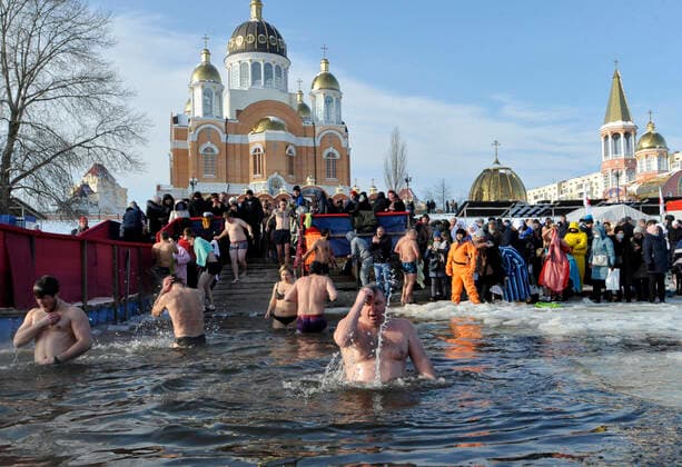 Bilder des Jahres 2021, News 01 Januar News Themen der Woche KW03 News Bilder des Tages January 19, 2021, Kiev, Ukraine: People seen plunging into icy water of the Dnieper river during the Orthodox Epiphany next to St. Pokrov s church..Epiphany, also known as Theophany in the east, is a Christian feast day that celebrates the revelation of God incarnate as Jesus Christ. In Western Christianity, the feast commemorates principally the visit of the Magi to the Christ Child, and thus Jesus physical manifestation to the Gentiles. Kiev Ukraine - ZUMAs197 20210119_zaa_s197_142 Copyright: xSergeixChuzavkovx