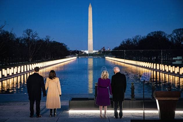 Bilder des Jahres 2021, News 01 Januar News Themen der Woche KW03 News Bilder des Tages U.S. President-elect Joe Biden, from right, wife Jill Biden, U.S. Vice President-elect Kamala Harris, and husband Douglas Emhoff exit after standing at the Lincoln Memorial Reflecting Pool during a Covid-19 memorial to lives lost on the National Mall in Washington, DC on Tuesday, January 19, 2021. Biden arrived in Washington on the eve of his inauguration with the usual backdrop of celebrations and political comity replaced by a military lockdown.  WAX20210119230 AlxDrago