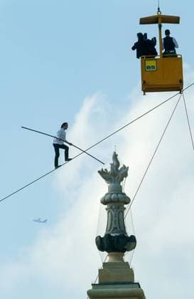 20.04.2004, Deutschland, Sachsen, Dresden, auf dem Foto Freddy Nock, Alfred Freddy Nock, Hochseilartist, hier während seines Laufes auf dem Hochseil zur Kuppel der Dresdner Frauenkirche fotografiert, im Vordergrund eine Sandsteins-Skulptur, Plasik an der Frauenkirche *** 20 04 2004, Germany, Saxony, Dresden, on the photo Freddy Nock, Alfred Freddy Nock, high wire artist, here photographed during his run on the high wire to the dome of the Dresden Frauenkirche, in the foreground a sandstone sculpture, sculpture at the Frauenkirche