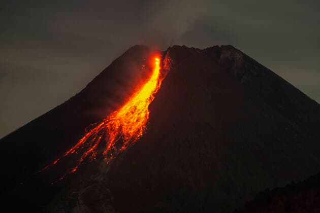 Bilder des Jahres 2021, News 01 Januar News Themen der Woche KW03 (210120) -- YOGYAKARTA, Jan. 20, 2021 -- Mount Merapi spews volcanic materials in Yogyakarta, Indonesia, Jan. 20, 2021. (Photo by Xinhua) INDONESIA-YOGYAKARTA-MOUNT MERAPI-ERUPTION JulixNugroho 