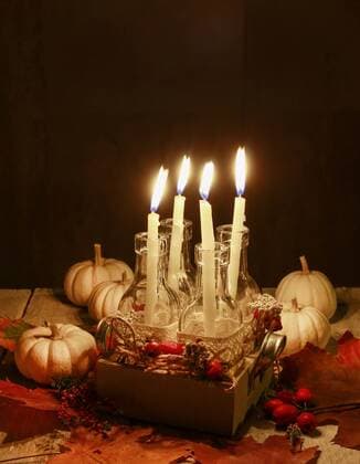 IMAGO Creative: Clickbait, Deko Ideen für Zuhause Romantic autumn table decoration with candles, pumpkins and leaves. Party decor  BEW1D83D5DE
