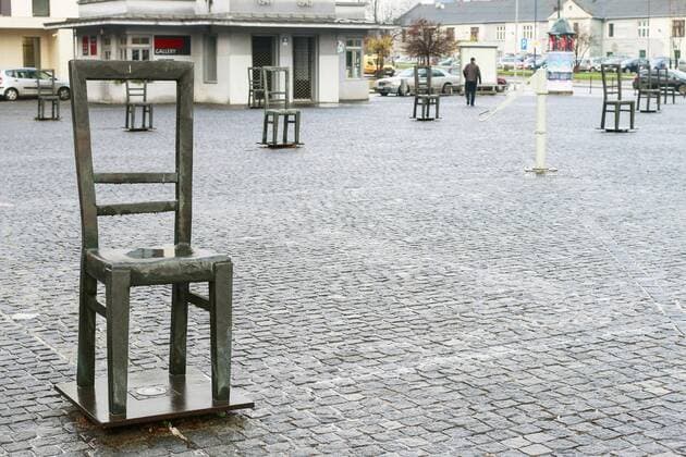IMAGO Creative: NGO, Kunst im öffentlichen Raum und Kulturinitiativen Chairs monument at the cobbled square in Krakow, Poland.  BEW1D88CDFA