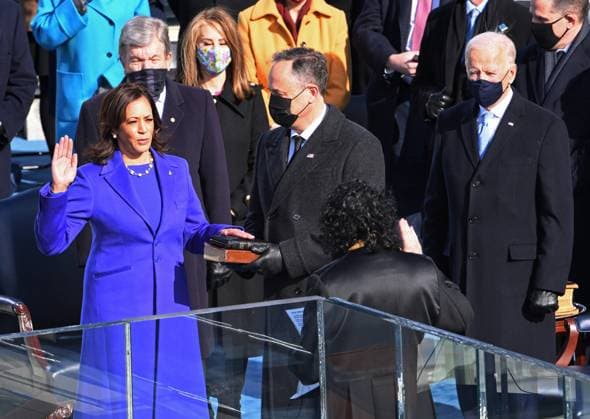 Bilder des Jahres 2021, News 01 Januar News Themen der Woche KW03 Kamala Harris is sworn in as vice president by Supreme Court Justice Sonia Sotomayo in Washington, DC on Wednesday, January 20, 2021. The Bible that her husband Douglas Emhoff holds once belonged to Thurgood Marshall, the first African-American to serve on the Supreme Court.  WAS2021012018 PATxBENIC