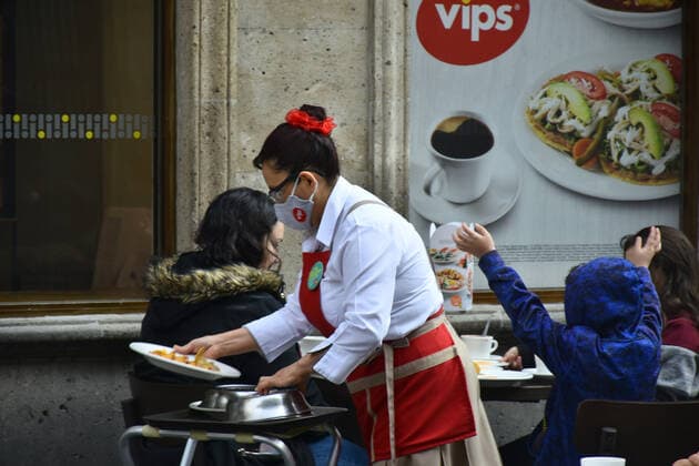 Coronavirus in Mexiko, Restaurants öffnen wieder unter Auflagen Was Allowed Restaurants Reopened Despite Risk For COVID MEXICO CITY, MEXICO - JANUARY 20: A restaurant worker serves meals after Mexico s Government allowed the restaurants reopen to operate only outdoors, after the restaurant industry protested against the confinement, although the pandemic continues to unleash with record numbers of COVID-19 cases and hospitals practically full. on January 20, 2021 in Mexico City, Mexico Copyright: xRicardoxCastelanxCruzx EYEPIXGROUP_RC_20012021_3390