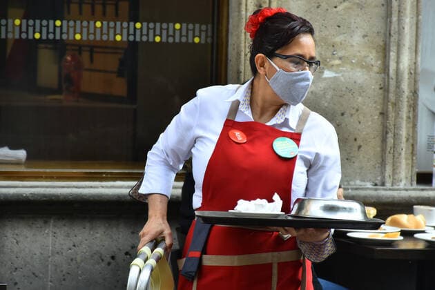 Coronavirus in Mexiko, Restaurants öffnen wieder unter Auflagen Was Allowed Restaurants Reopened Despite Risk For COVID MEXICO CITY, MEXICO - JANUARY 20: A restaurant worker serves meals after Mexico s Government allowed the restaurants reopen to operate only outdoors, after the restaurant industry protested against the confinement, although the pandemic continues to unleash with record numbers of COVID-19 cases and hospitals practically full. on January 20, 2021 in Mexico City, Mexico Copyright: xRicardoxCastelanxCruzx EYEPIXGROUP_RC_20012021_3391