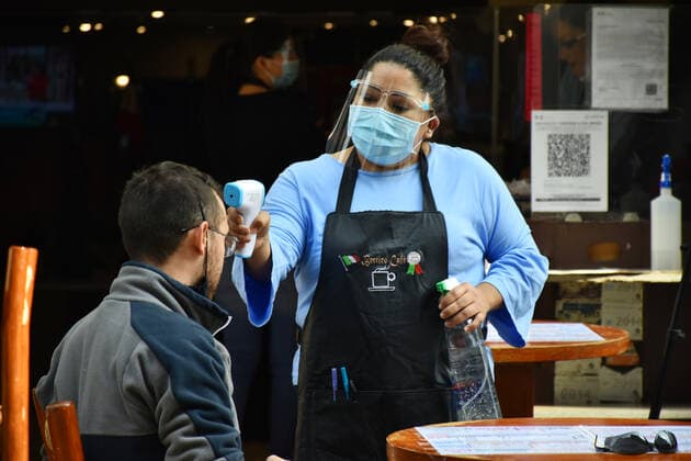 Coronavirus in Mexiko, Restaurants öffnen wieder unter Auflagen Was Allowed Restaurants Reopened Despite Risk For COVID MEXICO CITY, MEXICO - JANUARY 20: A restaurant worker checks temperature to a customer after Mexico s Government allowed the restaurants reopen to operate only outdoors, after the restaurant industry protested against the confinement, although the pandemic continues to unleash with record numbers of COVID-19 cases and hospitals practically full. on January 20, 2021 in Mexico City, Mexico Copyright: xRicardoxCastelanxCruzx EYEPIXGROUP_RC_20012021_3393