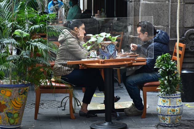 Coronavirus in Mexiko, Restaurants öffnen wieder unter Auflagen Was Allowed Restaurants Reopened Despite Risk For COVID MEXICO CITY, MEXICO - JANUARY 20: Customers sit at an outdoors in restaurant after Mexico s Government allowed the restaurants reopen to operate only outdoors, after the restaurant industry protested against the confinement, although the pandemic continues to unleash with record numbers of COVID-19 cases and hospitals practically full. on January 20, 2021 in Mexico City, Mexico Copyright: xRicardoxCastelanxCruzx EYEPIXGROUP_RC_20012021_3395