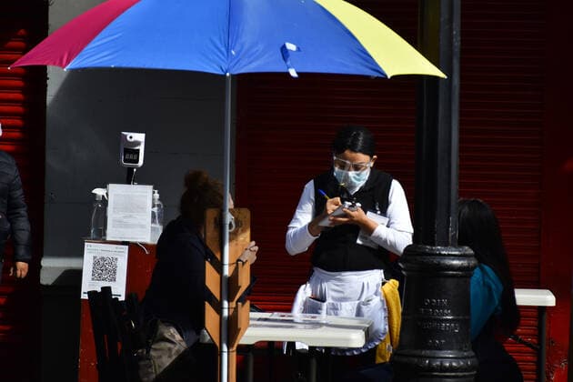 Coronavirus in Mexiko, Restaurants öffnen wieder unter Auflagen Was Allowed Restaurants Reopened Despite Risk For COVID MEXICO CITY, MEXICO - JANUARY 20: Customers sit at an outdoors in restaurant after Mexico s Government allowed the restaurants reopen to operate only outdoors, after the restaurant industry protested against the confinement, although the pandemic continues to unleash with record numbers of COVID-19 cases and hospitals practically full. on January 20, 2021 in Mexico City, Mexico Copyright: xRicardoxCastelanxCruzx EYEPIXGROUP_RC_20012021_3399