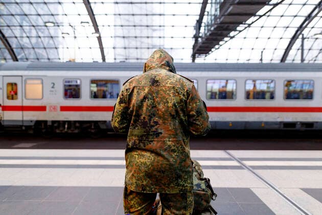 A Bundeswehr soldier travels by rail All Bundeswehr soldiers in active service travel free of charge in uniform, with a troop ID and Bundeswehr ticket on Deutsche Bahn Theme image, symbol image Berlin, 21 01 2021 Foto:xC.xHardtx xFuturexImage