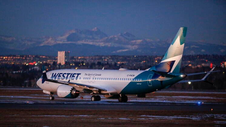 News Bilder des Tages January 21, 2021, Calgary, ab, Canada: The first commercial flight of the Boeing 737 Max in Canada since the aircraft was cleared to fly again in Canadian airspace taxis in Calgary, Alta., Thursday, Jan. 21, 2021. Calgary Canada  - ZUMAc35_ 20210121_zaf_c35_001 Copyright: xJeffxMcintoshx