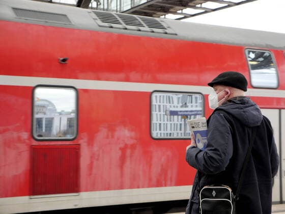 21 01 2021, Berlin Germany Tightened rules in Corona crisis on wearing FFP2 mask or surgical mask on public transport