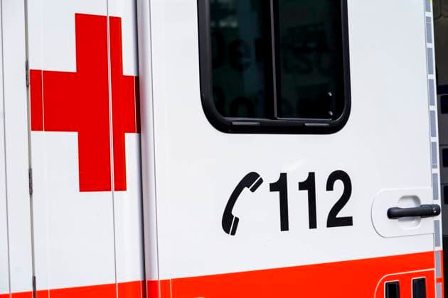 Symbolbild Rettungsdienst, Deutsches Rotes Kreuz Symbolfoto Aufschrift der Telefonnummer 112 auf einem Rettungswagen (RTW) auch Ambulanz. Dieser Notruf ist bei Notfall zu waehlen um professionelle Hilfe zu bekommen Deutschland *** Symbol picture rescue service, German Red Cross Symbol photo Inscription of the telephone number 112 on an ambulance RTW also ambulance This emergency call is to be dialled in case of emergency to get professional help Germany