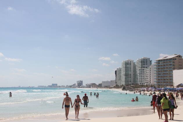 Heavy movement of people at Mandala beach amid COVID-19. (INT) Heavy movement of people at Mandala beach amid COVID-19. January 21, 2021, Cancun, Mexico: Heavy movement of people at Mandala beach amid COVID-19. With the hot weather, many people take advantage of that, flooding Mandala beach, swimming and chilling out on the shore and mostly without using masks. Credit: Niyi Fote Thenews2. Heavy movement of people at Mandala beach amid COVID-19.  Copyright: xNiyixFotex