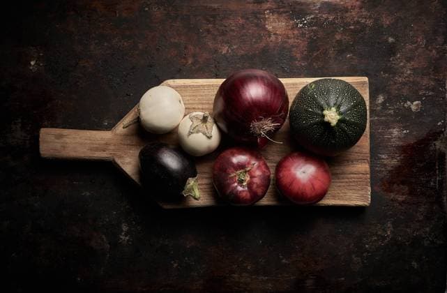 IMAGO Creative: Veganuary, fleischlos leben IMAGO Creative: Clickbait, Rezepte und Kochen Top view of assorted vegetables on worn brown background Copyright: xMikelxPoncex Model Released