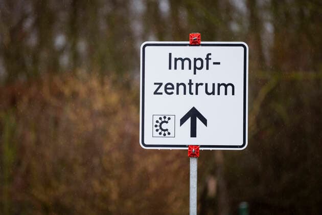 22 01 2021, current events, Corona vaccinations in Hesse, Corona vaccination center Giessen, Roller furniture store Heuchelheim symbol photo street sign, signpost to Covid 19 vaccination center Heuchelheim Corona vaccination center Hesse Germany