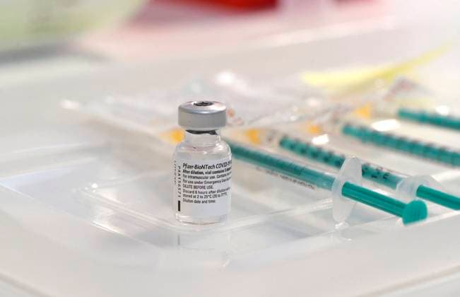 22.01.2021, Erste Impfungen im Unterallgäuer Corona-Impfzentrum in Bad Wörishofen, im ehemaligen Möbelhaus im Gewerbegebiet. Impfstoff von Pfizer-Biontech steht in der Kabine zur verimpfung an die Patienten bereit, in fertig aufgezogenen Einweg-Spritzen. Im Glas das Konzentrat, Firmenname Comirnaty (Konzentrat zur Herstellung einer Injektionsdispersion COVID-19-mRNA-Impfstoff) 22.01.2021, Betrieb im Impfzentrum Unterallgäu 22.01.2021, Betrieb im Impfzentrum Unterallgäu *** 22 01 2021, First vaccinations in the Unterallgäu Corona vaccination centre in Bad Wörishofen, in the former furniture store in the industrial estate Vaccine from Pfizer Biontech is ready in the cabin for vaccination to the patients, in ready-prepared disposable sy