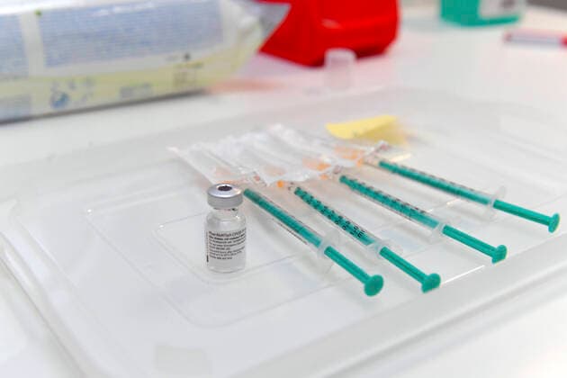 22 01 2021, First vaccinations in the Unterallgäu Corona vaccination centre in Bad Wörishofen, in the former furniture store in the industrial estate Vaccine from Pfizer Biontech is ready in the cabin for vaccination to the patients, in ready-prepared disposable sy