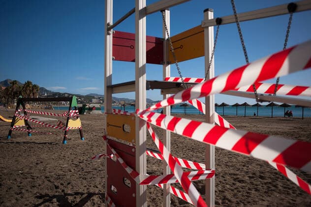 January 22, 2021, Malaga, Spain: A closed park at La Malagueta beach amid coronavirus pandemic..The region of Andausia suffers an uncontrolled daily rise of coronavirus cases, despite of hard restrictions imposed in the daily life. During the last weeks, Andalusia has reported thousands of infections everyday in the region while the hospital pressure continue rising. Malaga Spain - ZUMAs197 20210122_zaa_s197_037 Copyright: xJesusxMeridax