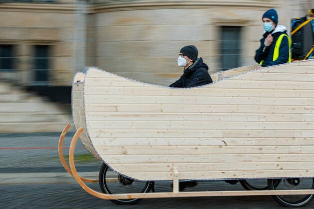 Bilder des Jahres 2021, News 01 Januar News Themen der Woche KW03 News Bilder des Tages DEUTSCHLAND, NIEDERSACHSEN, HANNOVER, 22.01.2021 - Schlitten-Demonstration von Fridays for Future Hannover - Innenstadt Hannover - Eine aus Holz gebaute Schlitten-Attrappe, welche auf einem Dreirad aufgebaut ist, fährt vor dem Neuen Rathaus vor. Unter dem Motto Wisst ihr noch warum? demonstriert Fridays for Future mit Schlitten in der Innenstadt gegen die Klimakrise. Die Schlitten stehen dabei symbolisch für den Schneemangel. *** GERMANY, LOWER SAXONY, HANOVER, 22 01 2021 Sledge demonstration by Fridays for Future Hanover Hanover city centre A dummy sledge made of wood and mounted on a tricycle rides in front of the New Town Hall Under the motto Do you still know why? Fridays for Future demonstrates with sledges in the city centr
