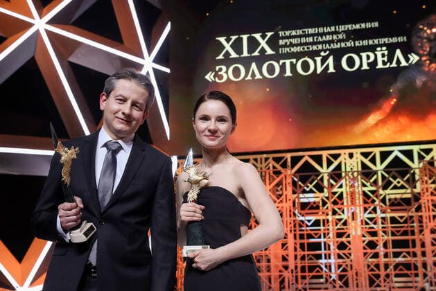 Bilder des Jahres 2021, Entertainment 01 Januar Entertainment Themen der Woche KW03 Entertainment Bilder des Tages MOSCOW, RUSSIA - JANUARY 22, 2021: Film director Andrei Zaitsev (L), winner of the Best Picture prize for A Siege Diary, and actress Olga Ozollapinya, winner of the Best Actress in Films prize for A Siege Diary, pose for a photograph during a ceremony to present the 19th Golden Eagle Russian film industry awards at the Mosfilm Cinema Concern. The awards are given by the National Academy of Motion Picture Arts and Sciences of Russia. Vyacheslav Prokofyev TASS  TS0F4DAA